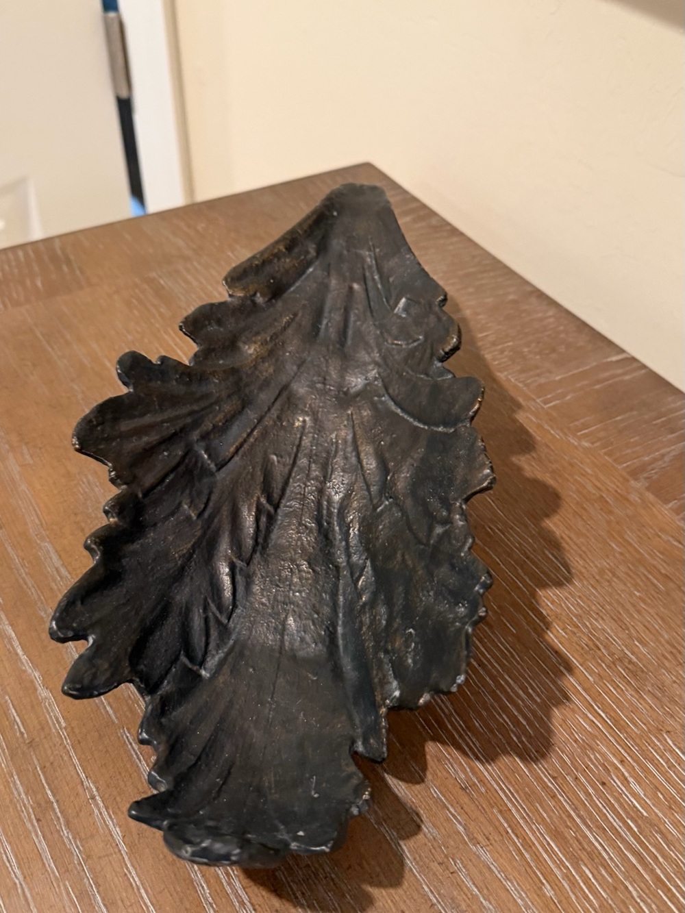 Antique-Style Dark Bronze Leaf table/trait holder